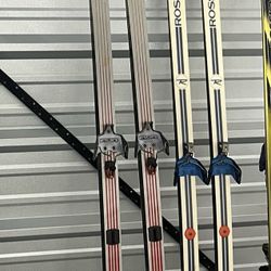 2 Sets Of Skis And 1 Pair Of Boots 