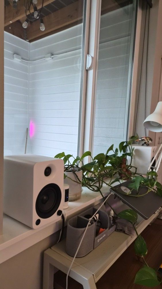Kanto YU4 Powered Bookshelf Speaker