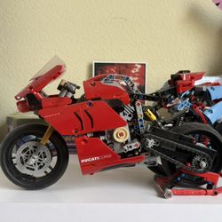 LEGO TECHNIC: Ducati Panigale V4 R 42107 And Motorcycle 42036