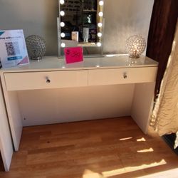 Brand New Vanity Desk W/ Hollywood Mirror Touch Brighness 3 Levels 
Vanity 53 1/2 x 24 x 32
Price: $399 + Tax
FREE LOCAL DELIVERY & SET UP
ONLINE SALE