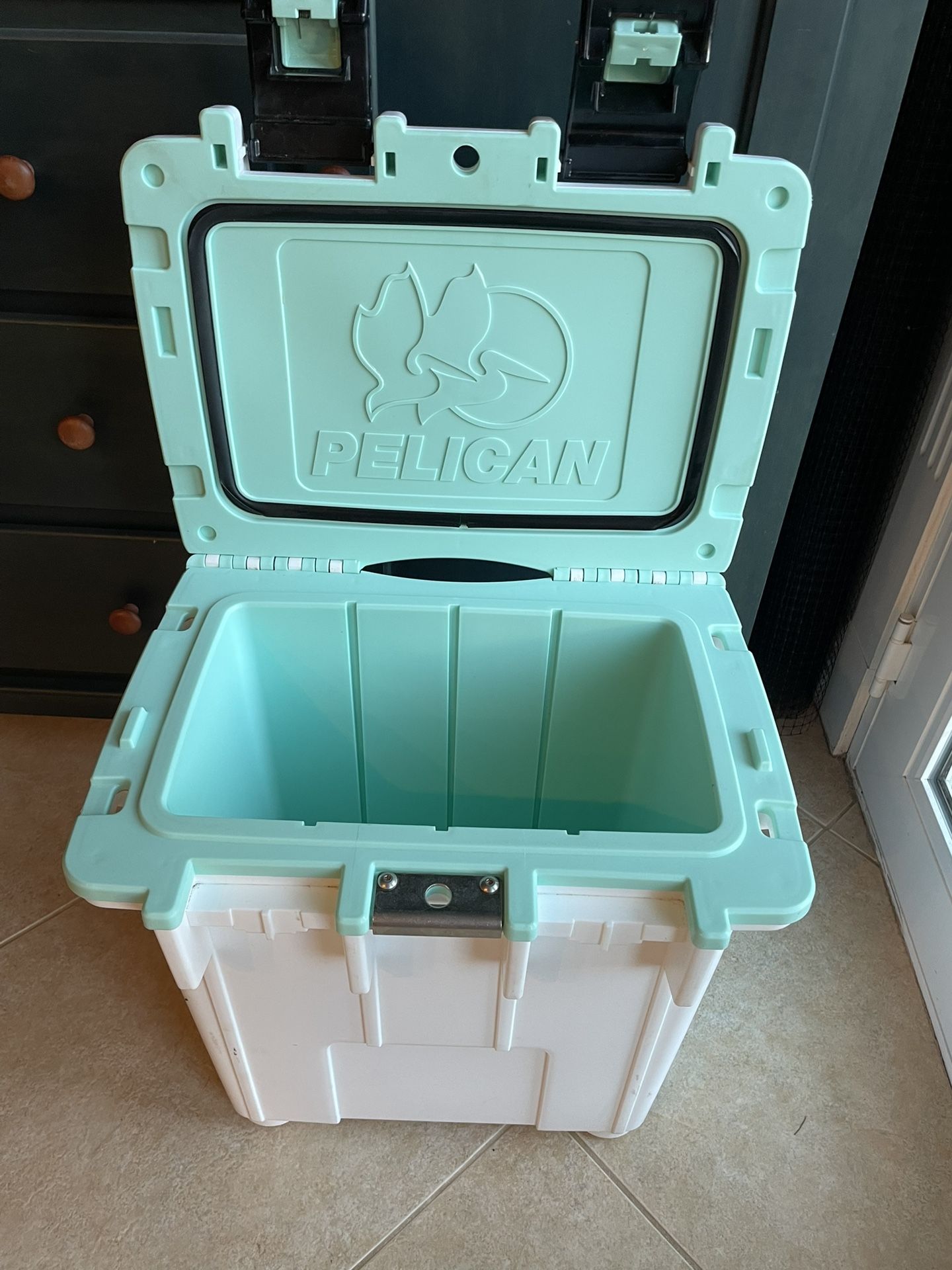 20 QT Pelican Cooler