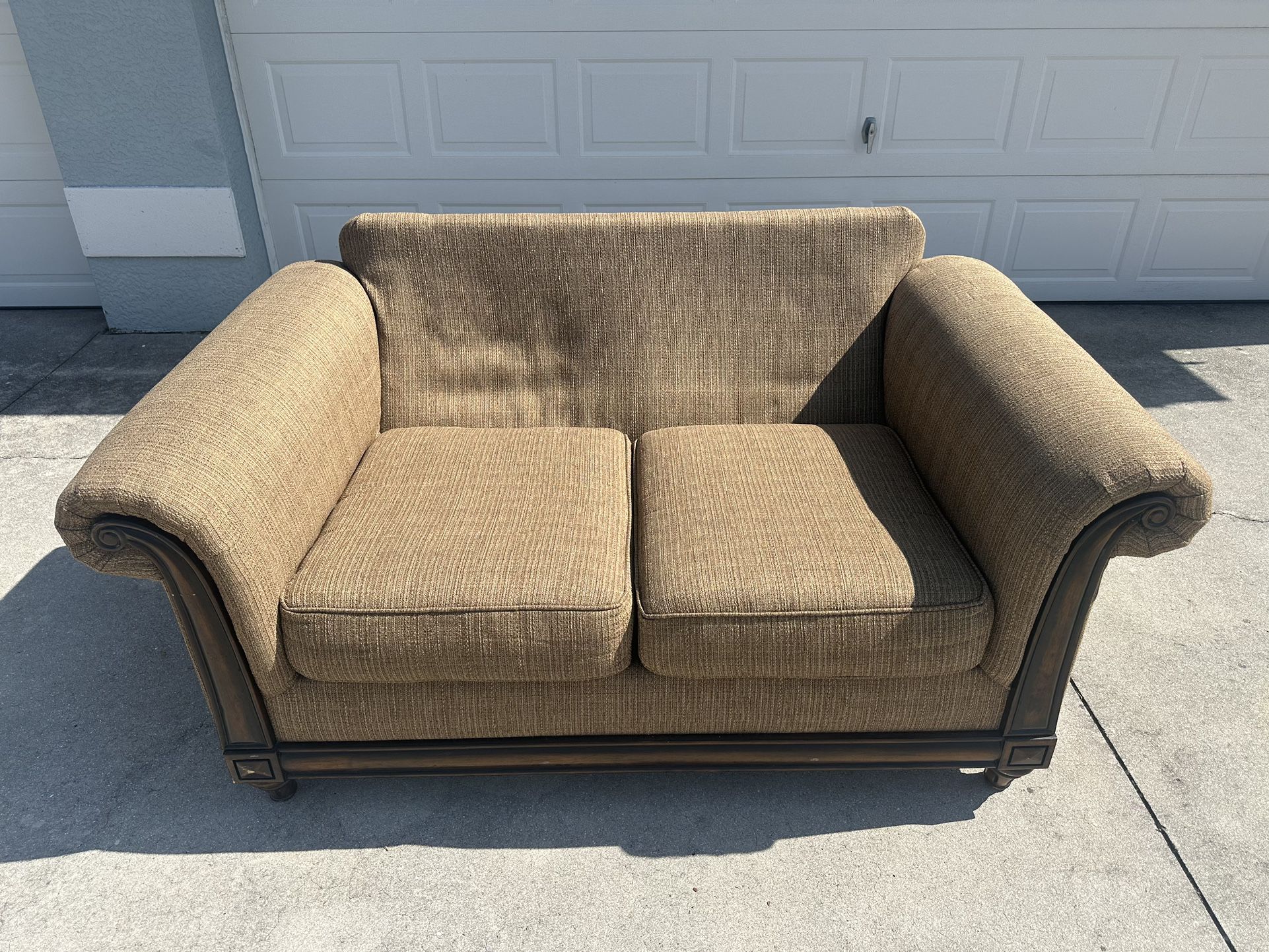 LOVE SEAT COUCH VERY NICE CONDITION 