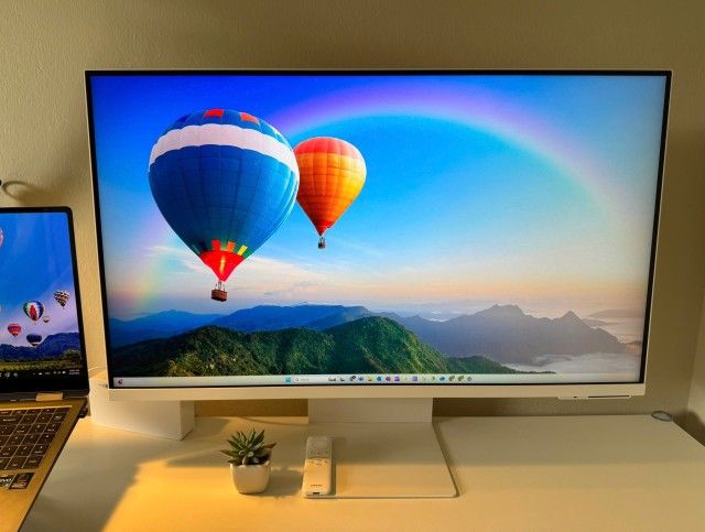 SAMSUNG 32" M80C UHD HDR Smart Computer Monitor Screen with Streaming TV