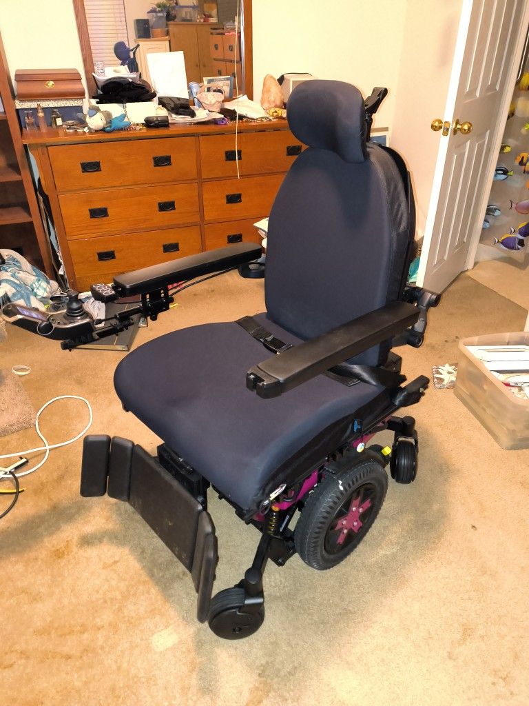 Quantum 6 Edge 3 Power Wheelchair
