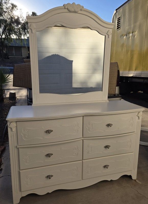 Dresser With Mirror