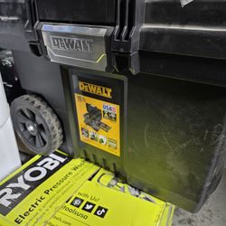 DEWALT

25 in. W 15 Gal. Polypropylene Rolling Tool Box