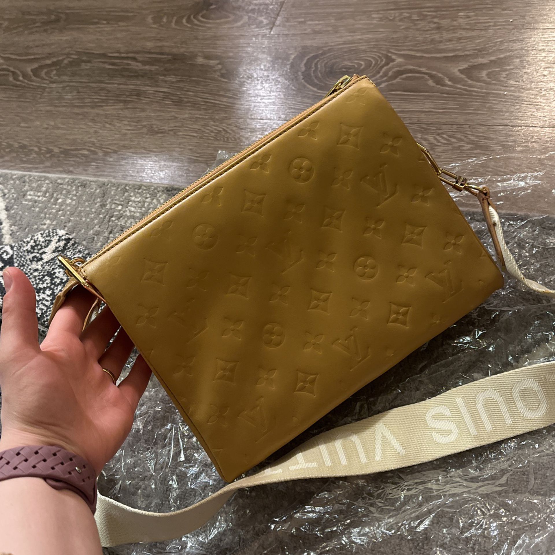 Louis Vuitton pouch for Sale in Vancouver, WA - OfferUp