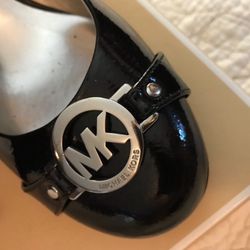 M Kors Size 7 