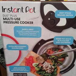 INSTANT POT MULTI USE PRESSURE COOKER