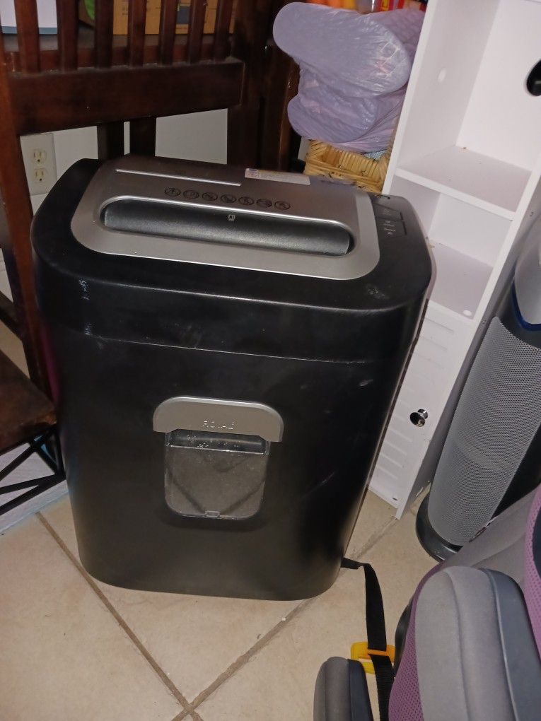 Royal Portable On Wheels 16 Sheets Paper Shredder This On Macari Used 160 I'm Sell 50 Final Price