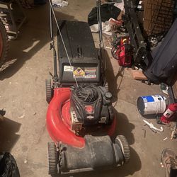 BRIGGS & STRATTON 140cc Self-propelled Lawn Mower