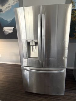 Lg Stainless French Refrigerator Water Ice maker lower Freezer