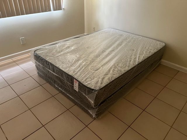 NEW MATTRESS FULL SIZE WITH BOX SPRING