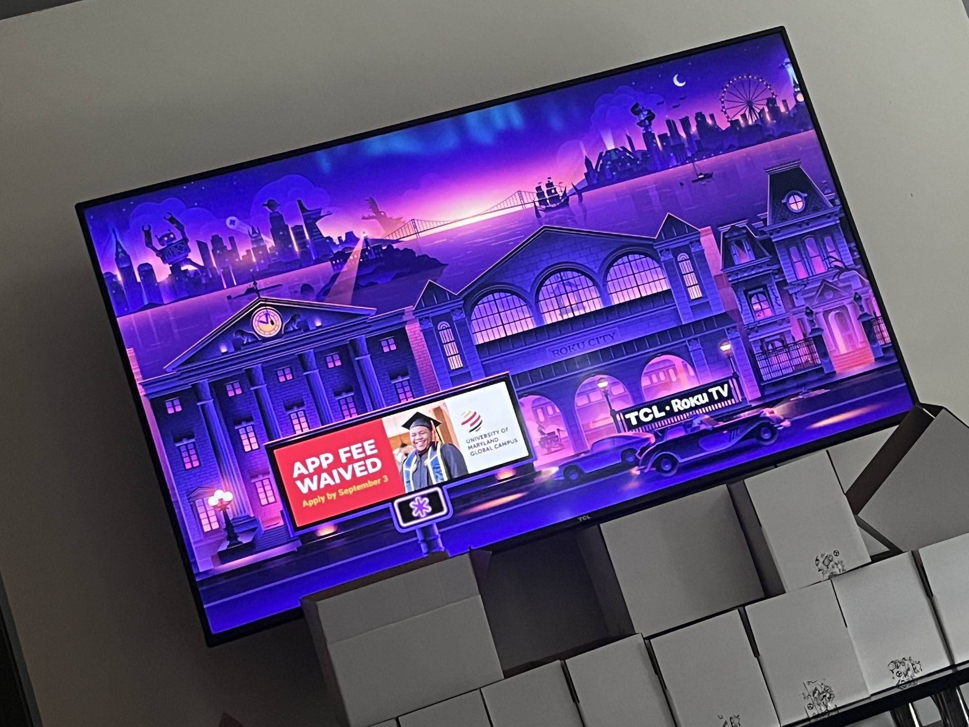 2020 Roku 55 Inch Slim TV . Comes With Wall Mount 