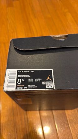 AIR JORDAN 1 MID SIZE 8.5