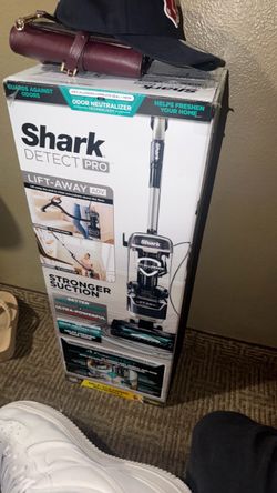 Shark Detect Pro Lift-Away ADV Vacuum