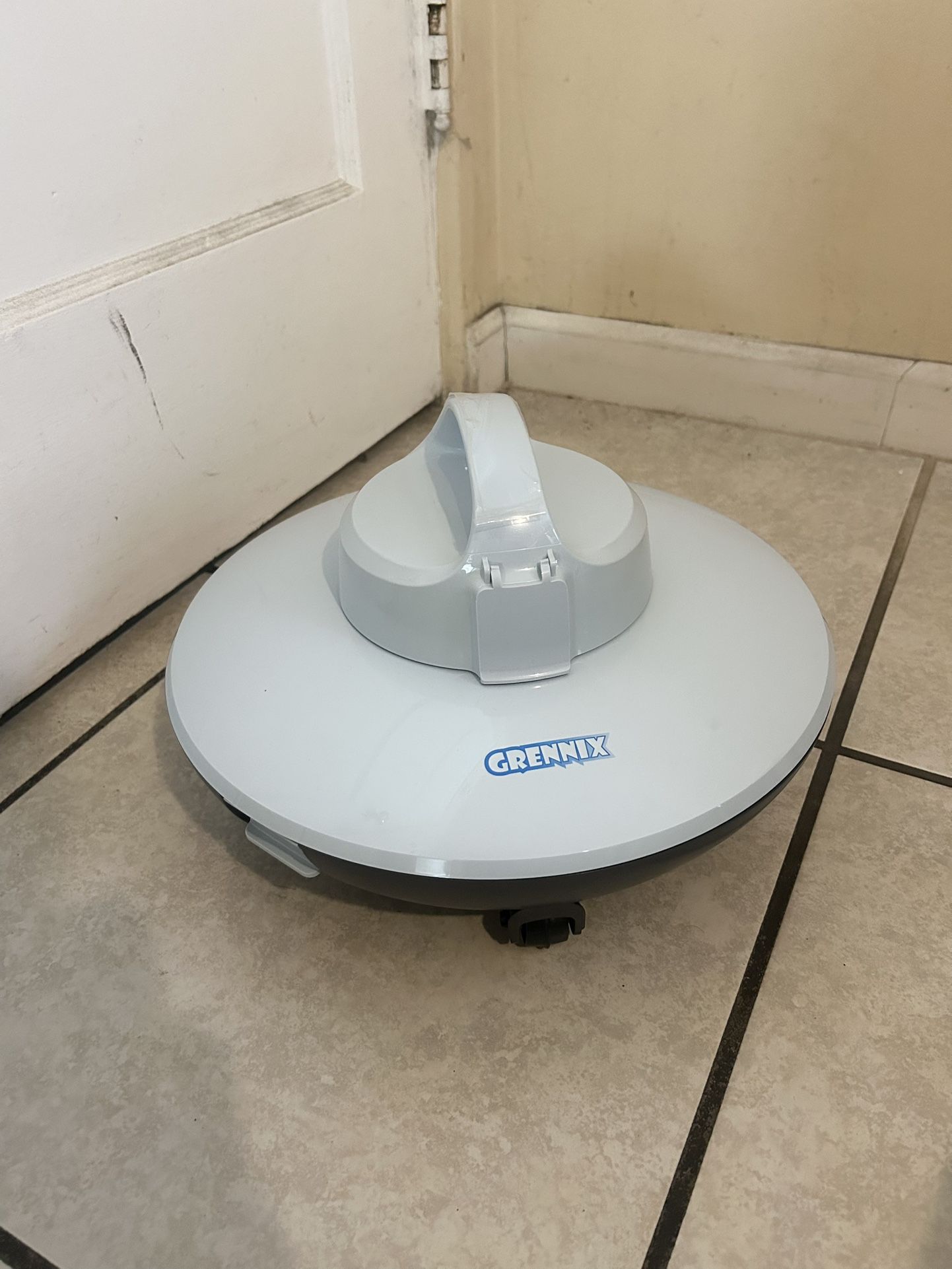 Rechargeable Robotic Pool Vacuum – Works Great