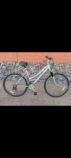 Hybrid Schwinn mountain bike front suspension, 26-in tires, 18-speed, hybrid, 18.5 in frame adjustable handlebars, shock absorber seat