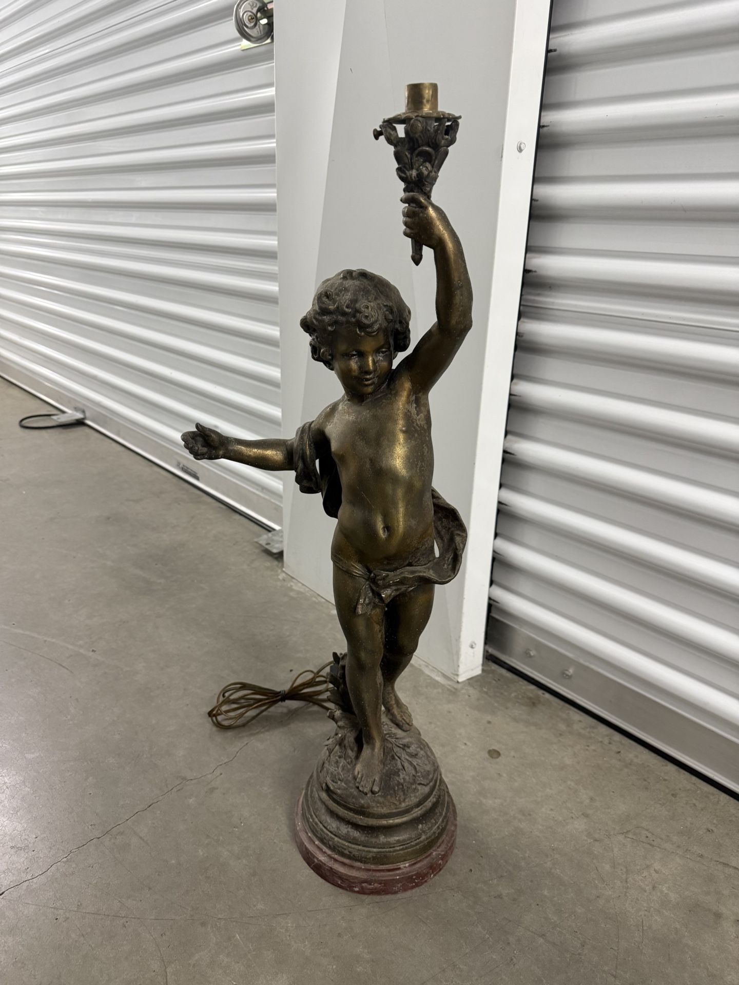 Lampe en régule patiné représentant un putto brandissant une torchère 19th Century Bronze Putti Lamp on marble base by Auguste Moreau