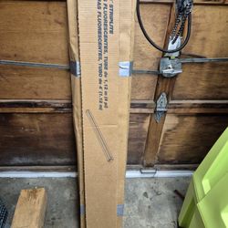 4' Fluorescent light fixture