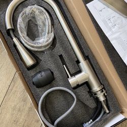 Single Handle High Arc Brushed Nickel Pull Out Kitchen Faucet,Single Level Stainless Steel Kitchen Sink Faucets with Pull Down Sprayer