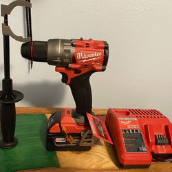 Hammer Drill Milwaukee Fuel Con Batería 5.0 Y Cargador Y Case 