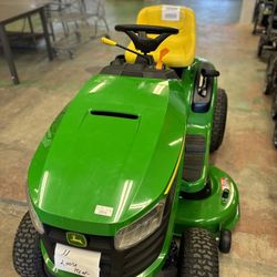 (New) John Deere S100 42 in. 17.5 HP Gas Hydrostatic Riding Lawn Tractor Type Single