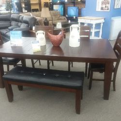 BIG Dinning Room Table With Leaf(removeable Center Piece)