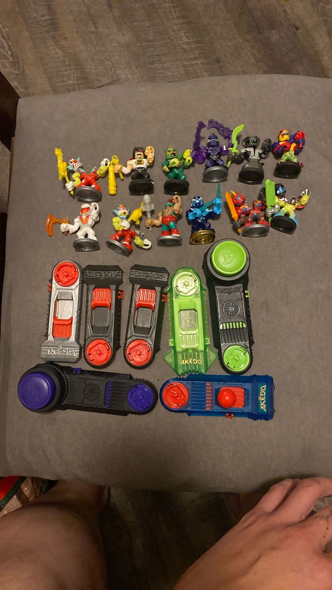Akedo Ultimate Warriors 12 Ct W 7 Controllers