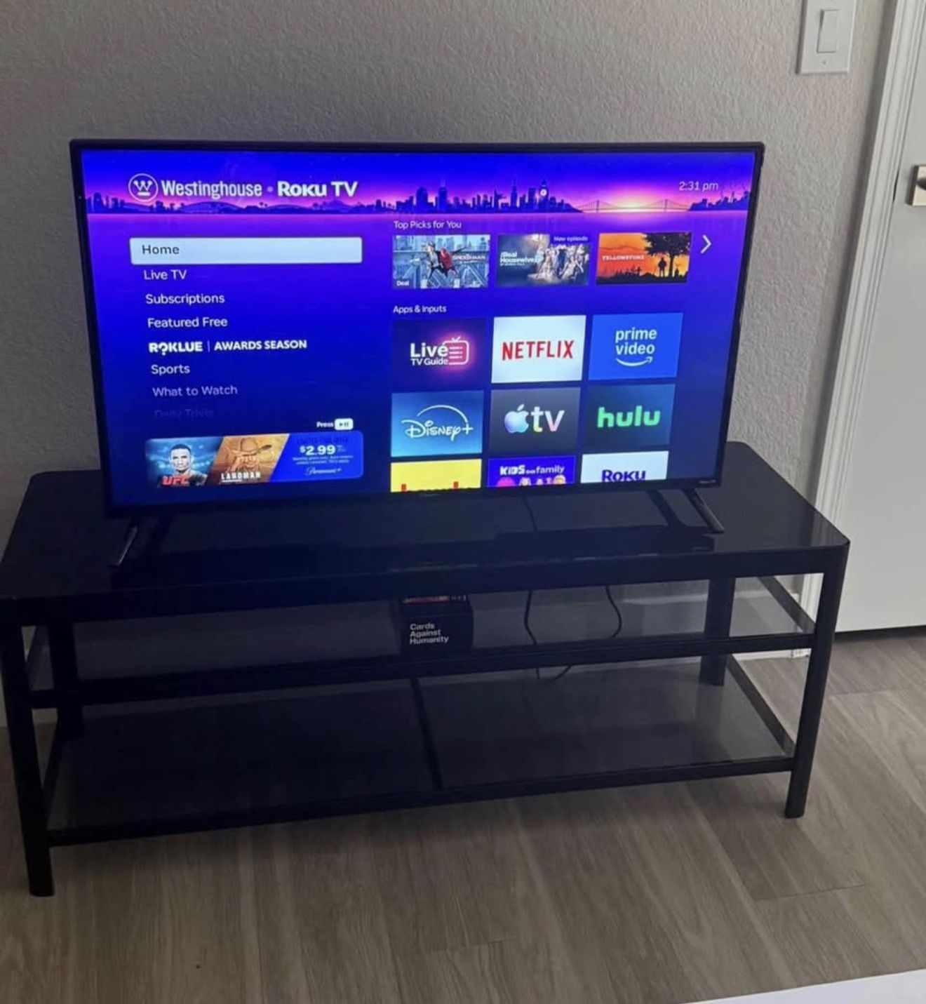 Beautiful And Brand New 40 Inch Roku Smart tv With Entertainment Stand