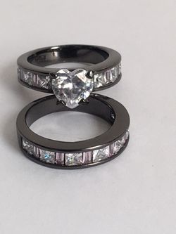 PRETTY WOMENS RING SET SIZE 6 STAMPED 10K