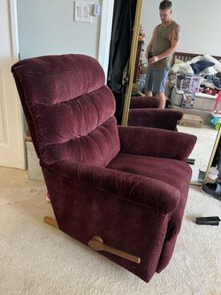 Comfy La-Z-Boy Recliner – BurgundyOBO