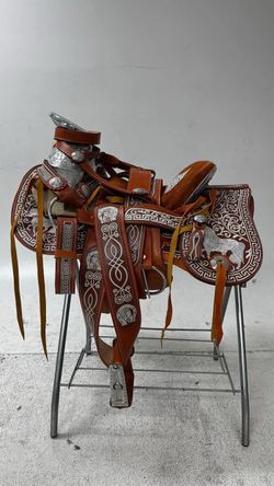 Montura charra bordada con herraje y fuste plateado