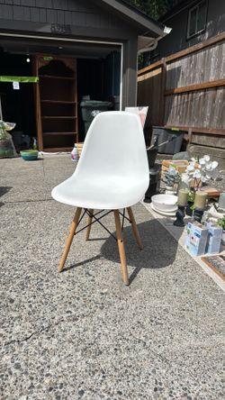 4 white chairs