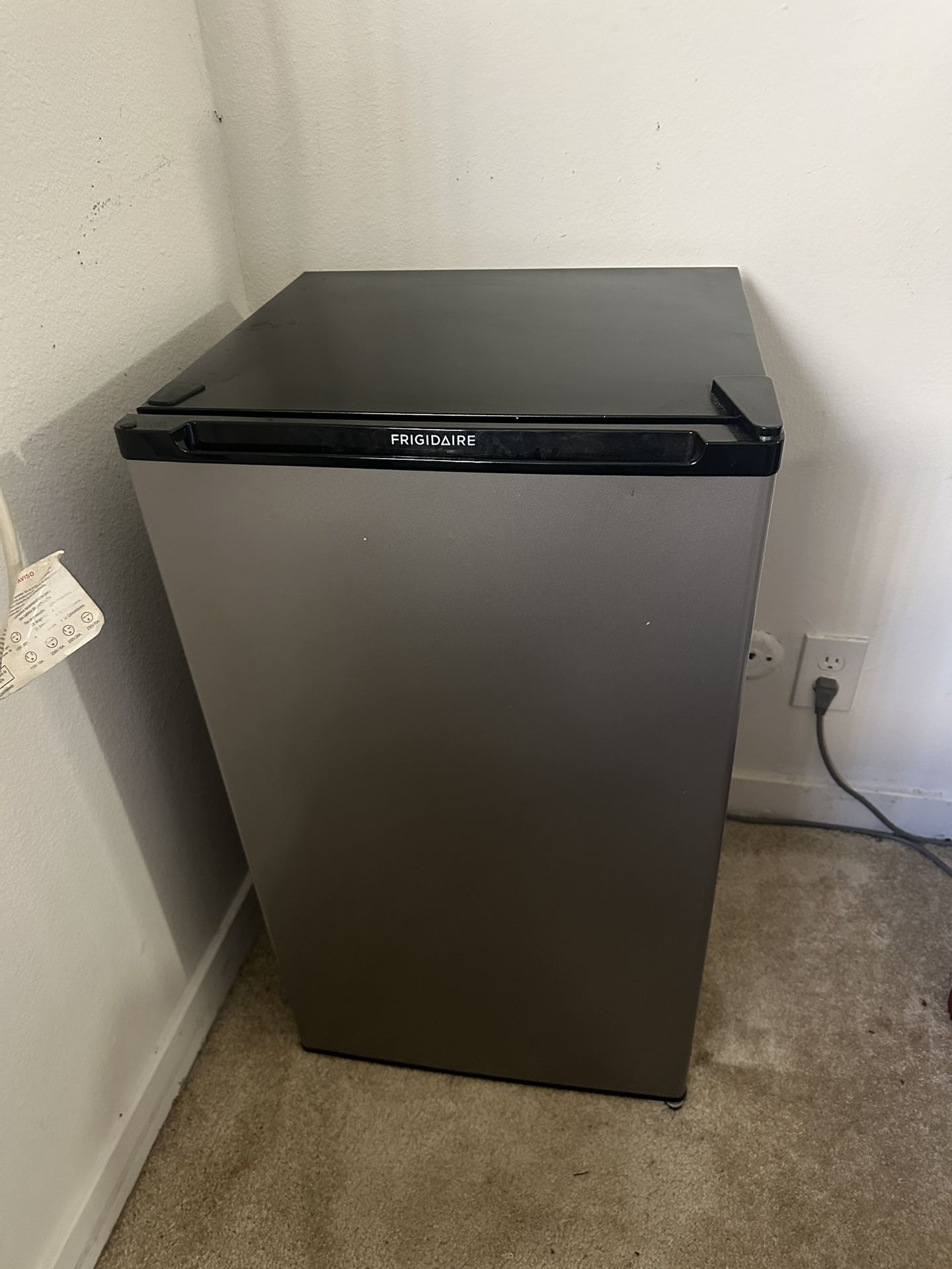 FRIGIDAIRE 3.3 SILVER MINI FRIDGE