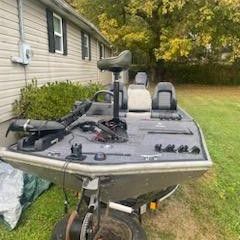 16ft Lowe Aluminum With A 40hp Motor. Has 2 New Seats, An Onboard Noco Battery Charger And New Decks