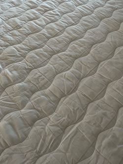 Quilted queen mattress protector