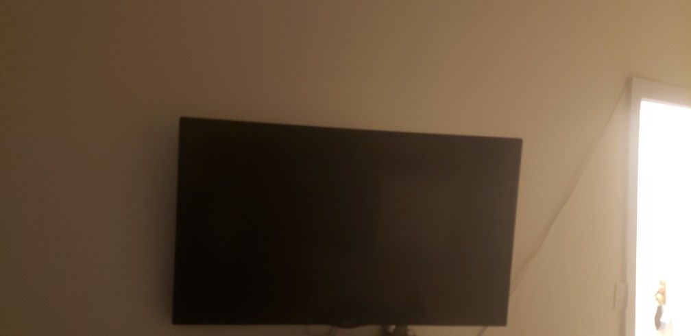 TV w/Firestick And Adjustable Swivel Wall Mount