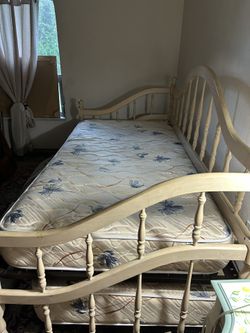 Daybed, 2 Single Mattress (lightly used)