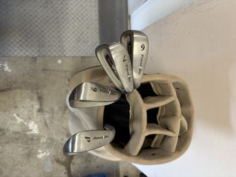 Golf Bag With 4 Clubs