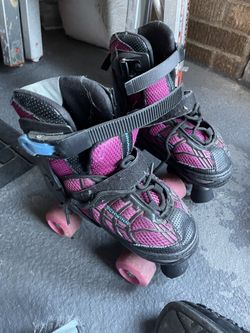 Adjustable size kids roller skates 