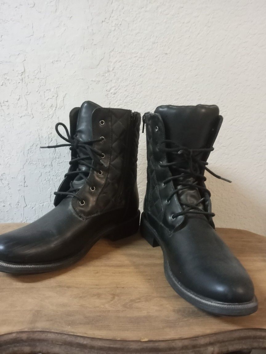 Women's Skechers Boot Size 9