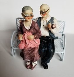 ADORABLE GRANDMA & GRANDPA SITTING ON A METAL BENCH BEAUTIFUL DECOR
