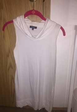 White sleeveless shirt xs