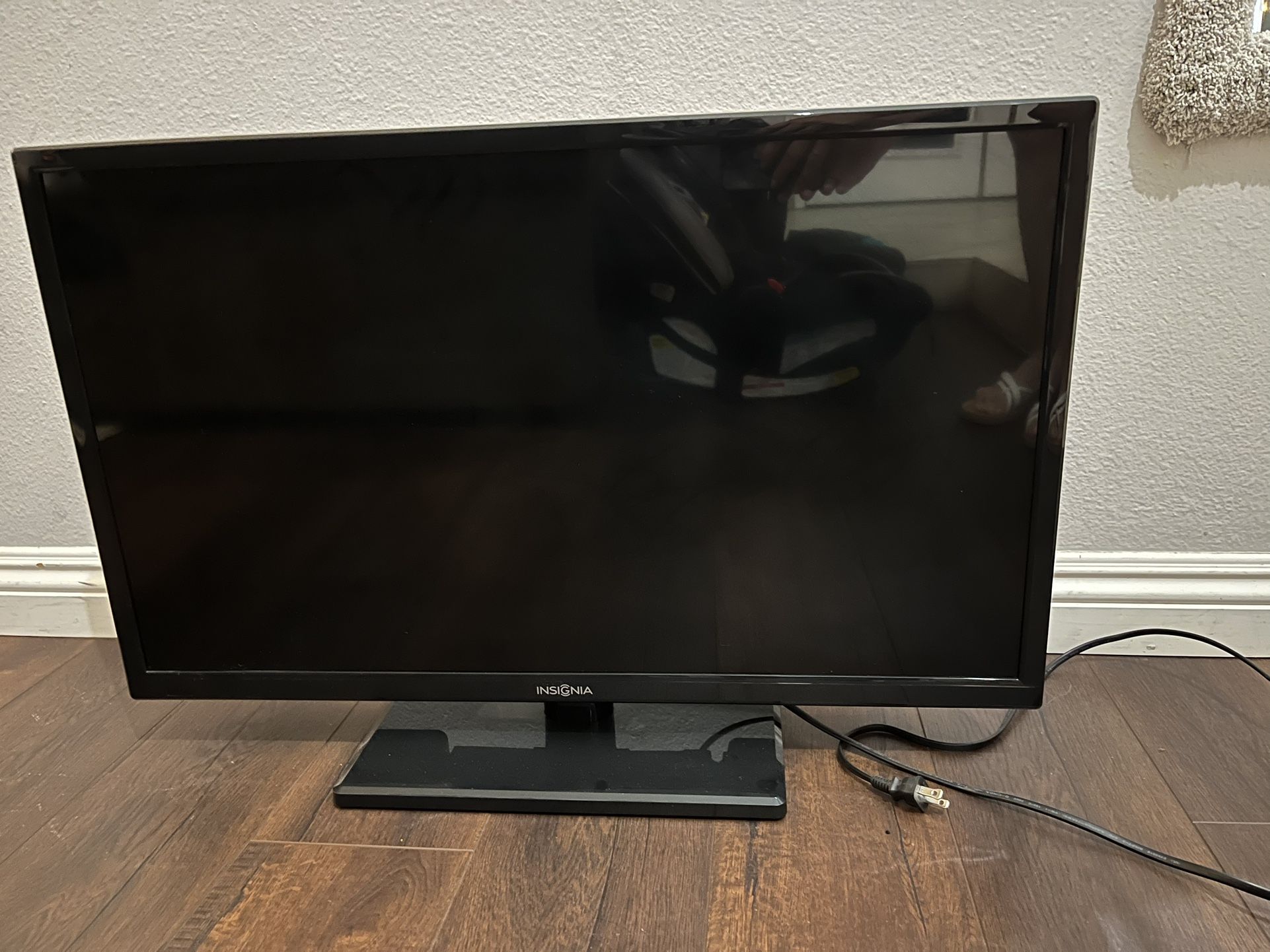 Insignia TV w/Remote