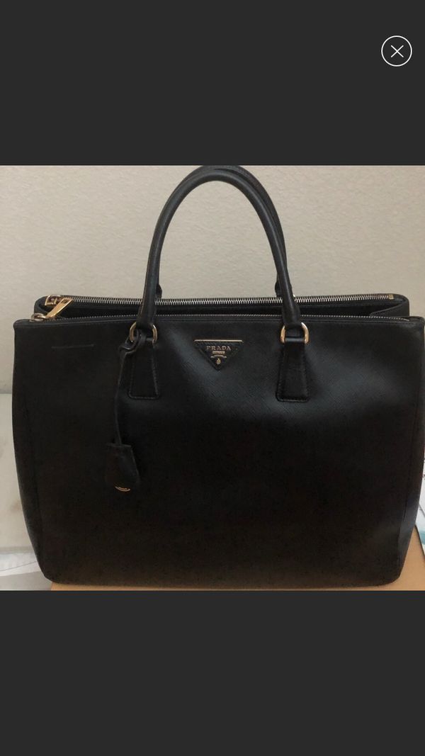 Prada Saffiano Lux tote (Large) for Sale in Roseville, CA - OfferUp