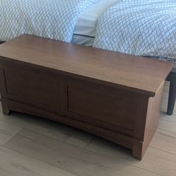 Blanket chest for the foot of a bed