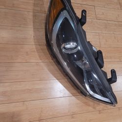 2017-2018 Hyundai Elantra Right Passenger Side Headlight 