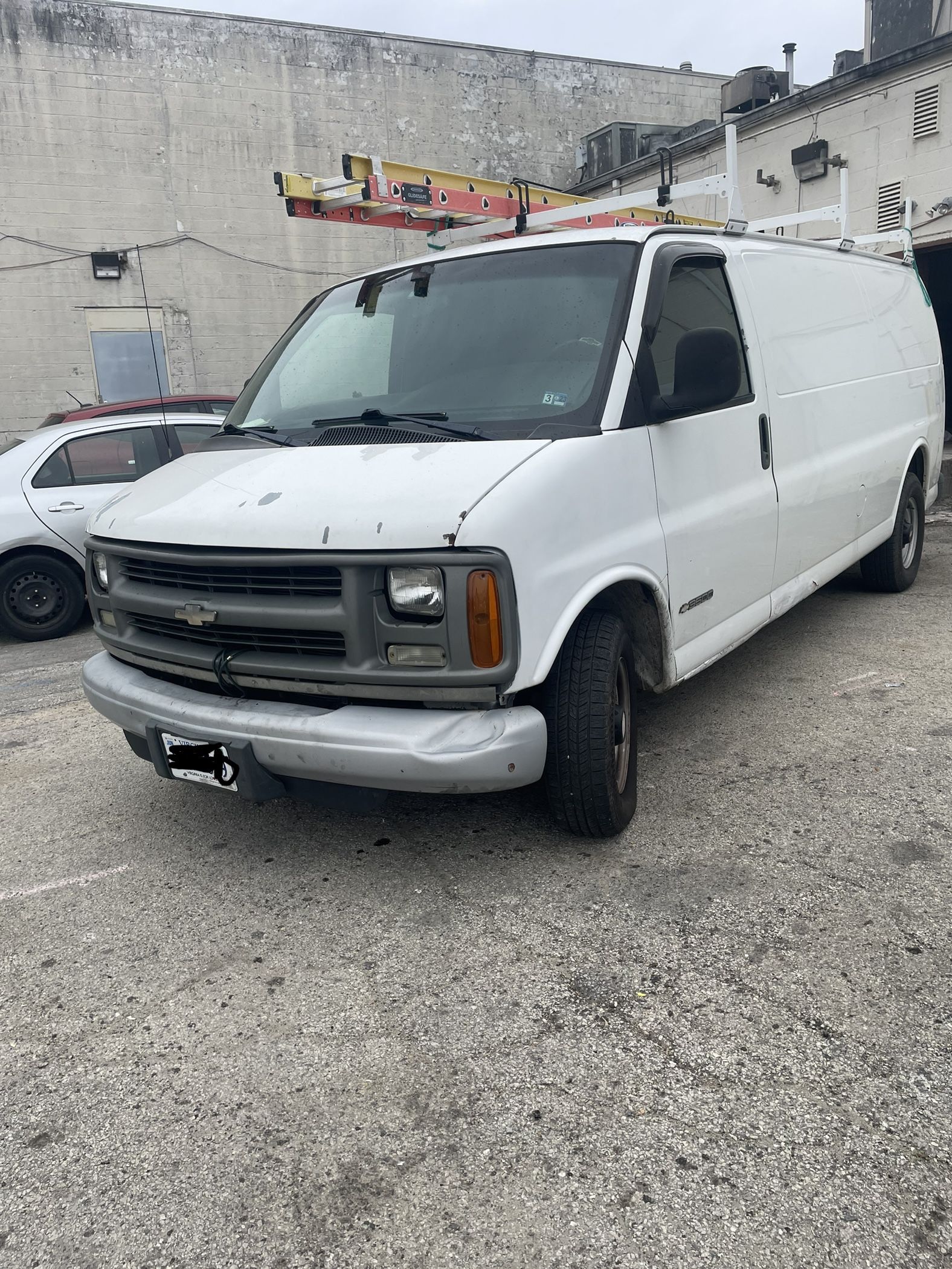 Van Chevrolet Express 3500 diesel.Year 2002