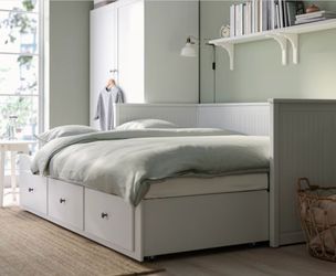 Day bed converts from twin to King size
